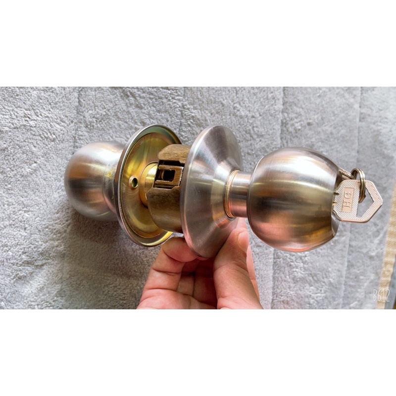 Ổ khoá cưa tay năm tròn inox 304 ,3 chìa khoá hàng công ty