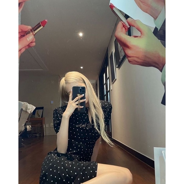 Ốp lưng Iphone/sam sung có giá đỡ giống Rosé BLACKPINK, Park Min Young