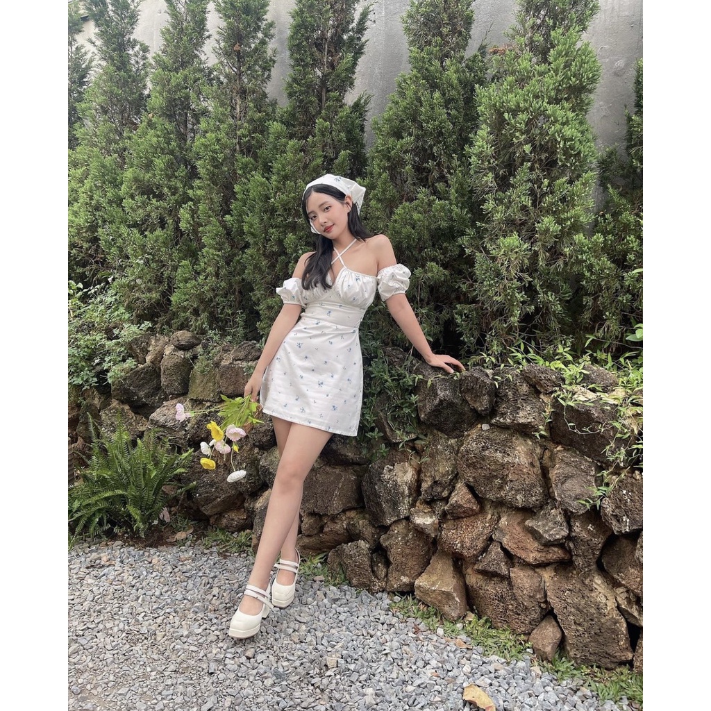 𝑽𝒂́𝒚 𝒉𝒐𝒂 𝒏𝒉𝒊́ 𝒄𝒐̂𝒕 𝒅𝒂̂𝒚 𝒄𝒐̂̉ hở lưng