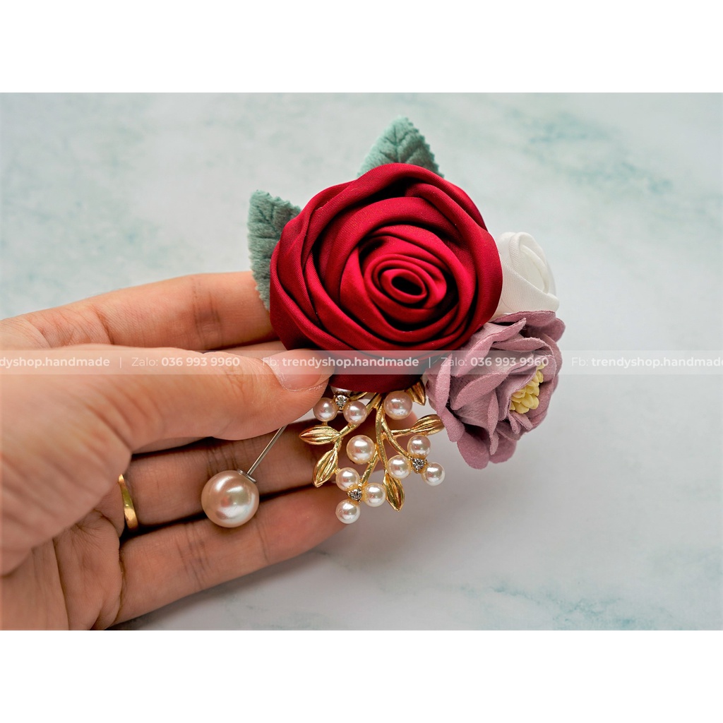 Hoa cài áo - Tag hoa hồng cuộn cài áo mix hoa và cành lá trai ghim cài - Hoa vải cài áo handmade