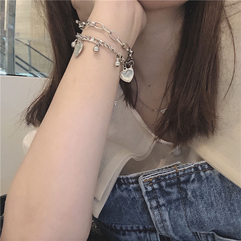 Vòng tay hợp kim mạ bạc phối phụ kiện hình trái tim xinh xắn cho nữ