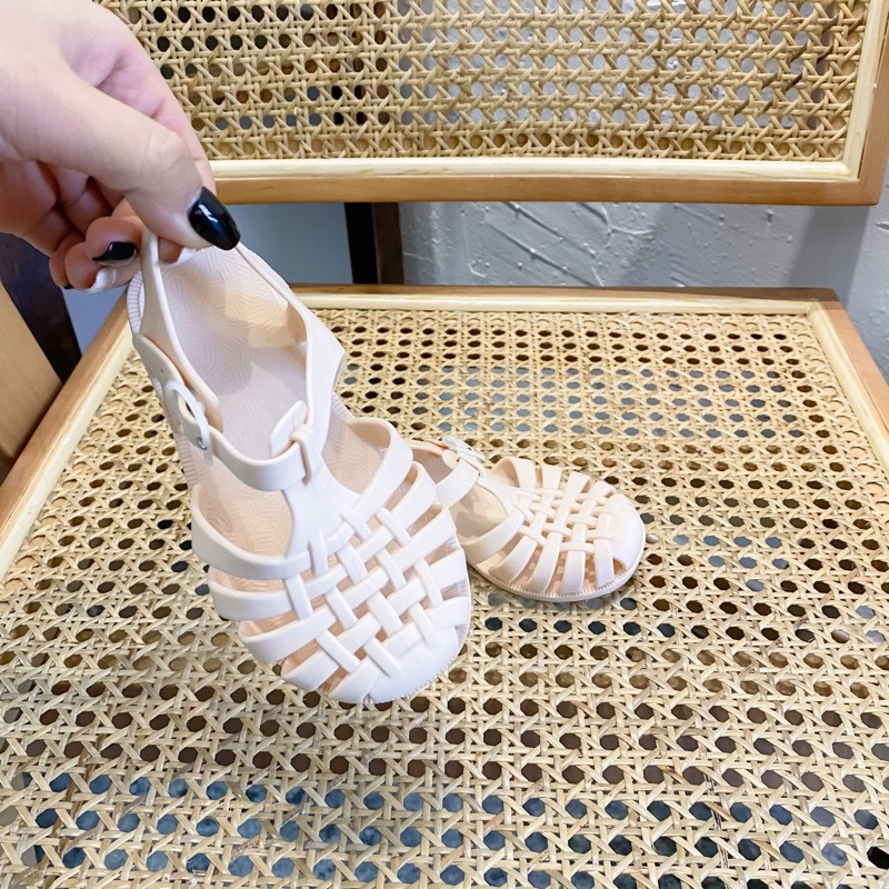 Sandal đi biển thiết kế đơn giản thoải mái cho bé