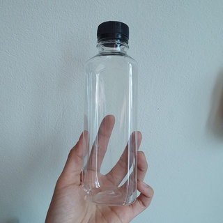 Chai nhựa 330 ml - Đựng trà sữa - Sữa chua - Chè dưỡng nhan. Chai vuông, nắp tròn màu đen miệng rộng.