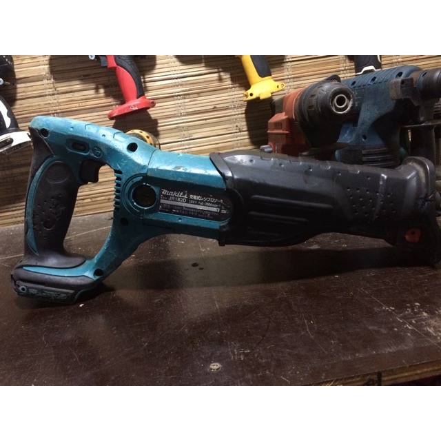 Cưa kiếm makita 18v jr182