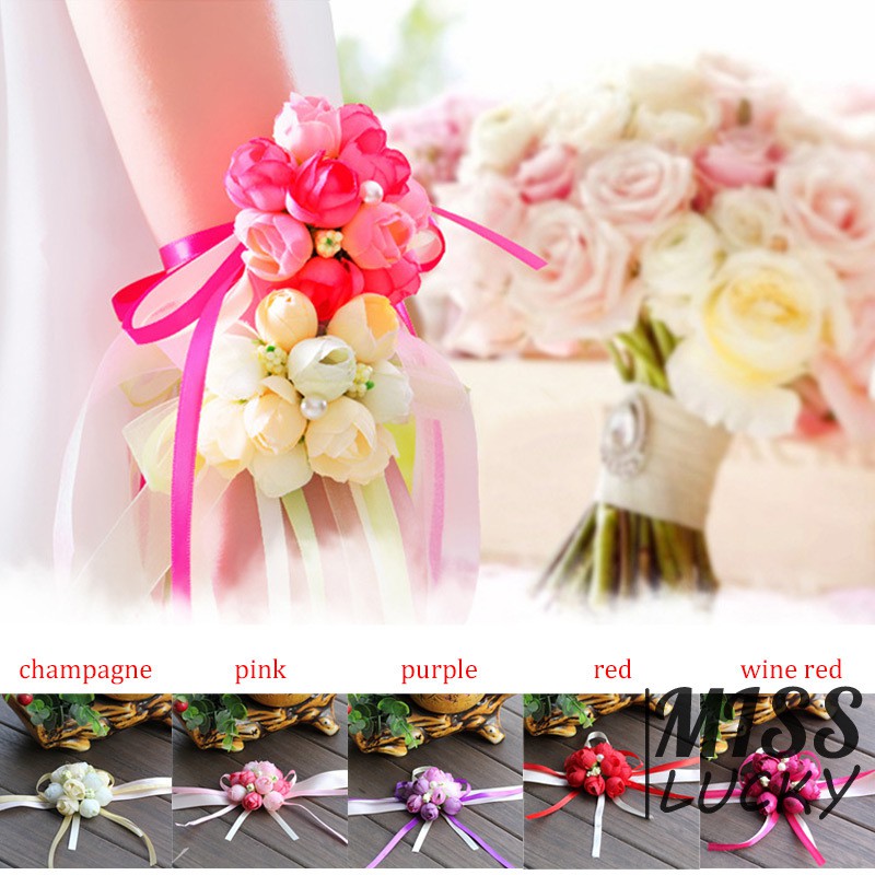 Vòng hoa đeo tay xinh xắn cho cô dâu