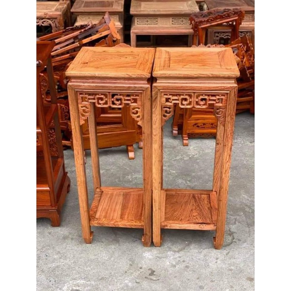 Đôn vuông gỗ hương đá kích thước cao 80 cm đường kính mặt vuông 30 cm.