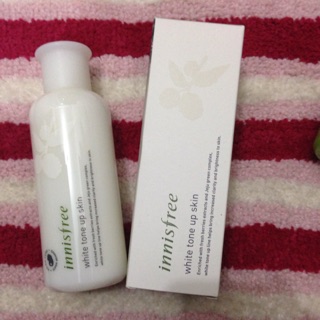Nước hoa hồng dưỡng trắng da innisfree white tone up skin