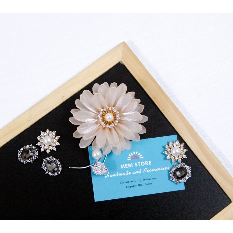 Hoa cài áo handmade MEBI mẫu hoa cúc nhụy đá rỗng mix cành trai kim liền siêu sang
