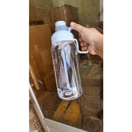 Bình nước 1L8 có tay cầm, có ống hút.