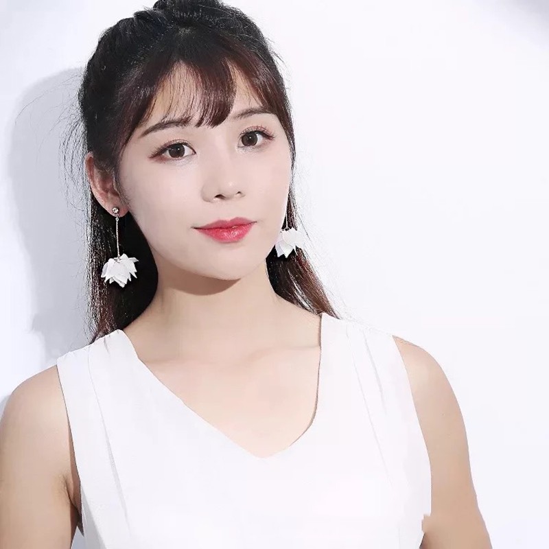 Khuyên tai hàn quốc cánh hoa trắng xinh xắn , bông tai nữ