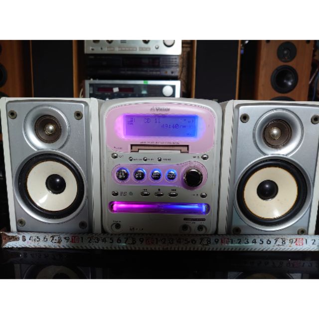 Dàn mini Victor QX1 bãi zin, lung linh trong đêm tối, nhỏ mà mạnh mẽ.