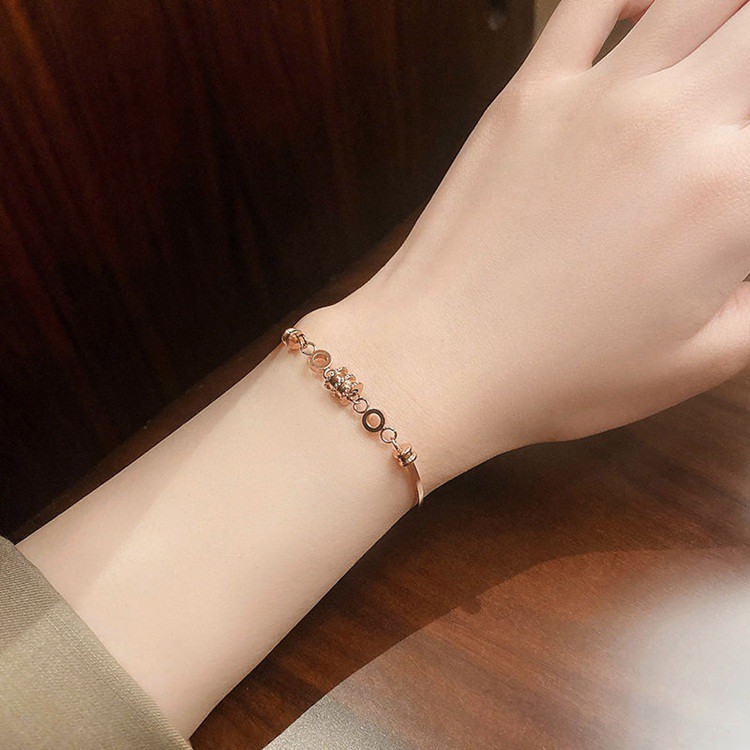 Vòng tay nữ titanium mẫu mới cực xinh - LT100