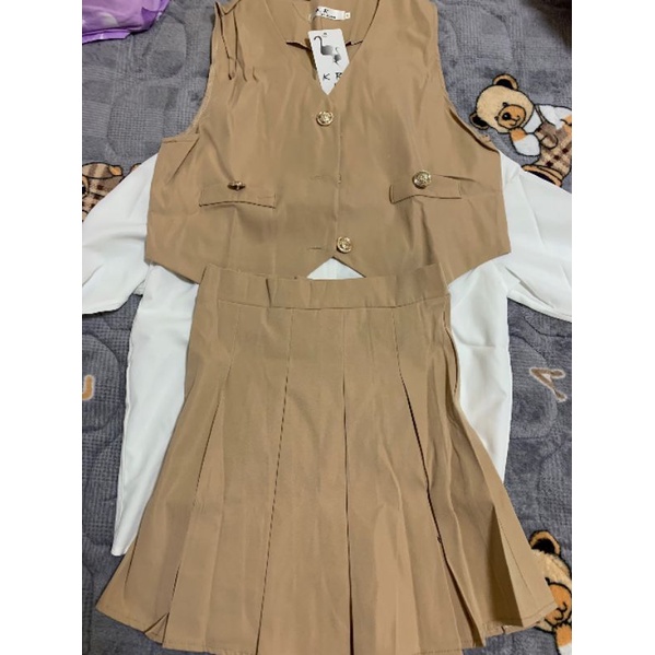 Set sơ mi gile và chân váy tennis. Ảnh thật