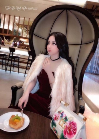 Đầm nhung cúp ngực xòe