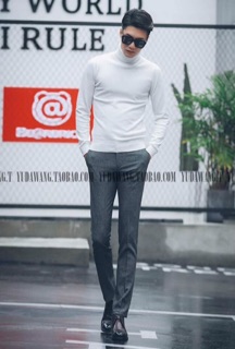 Áo len nam màu trắng cổ lọ