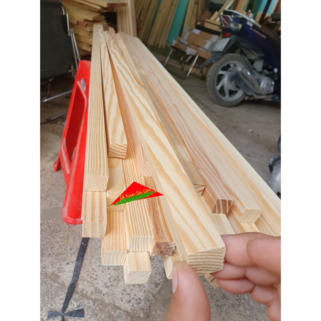 Thanh gỗ thông vuông 2cm ,dài 1m đã bào láng 4 mặt thích hợp dùng làm nẹp chỉ, đóng chuồng thú cưng, mục đích khác...