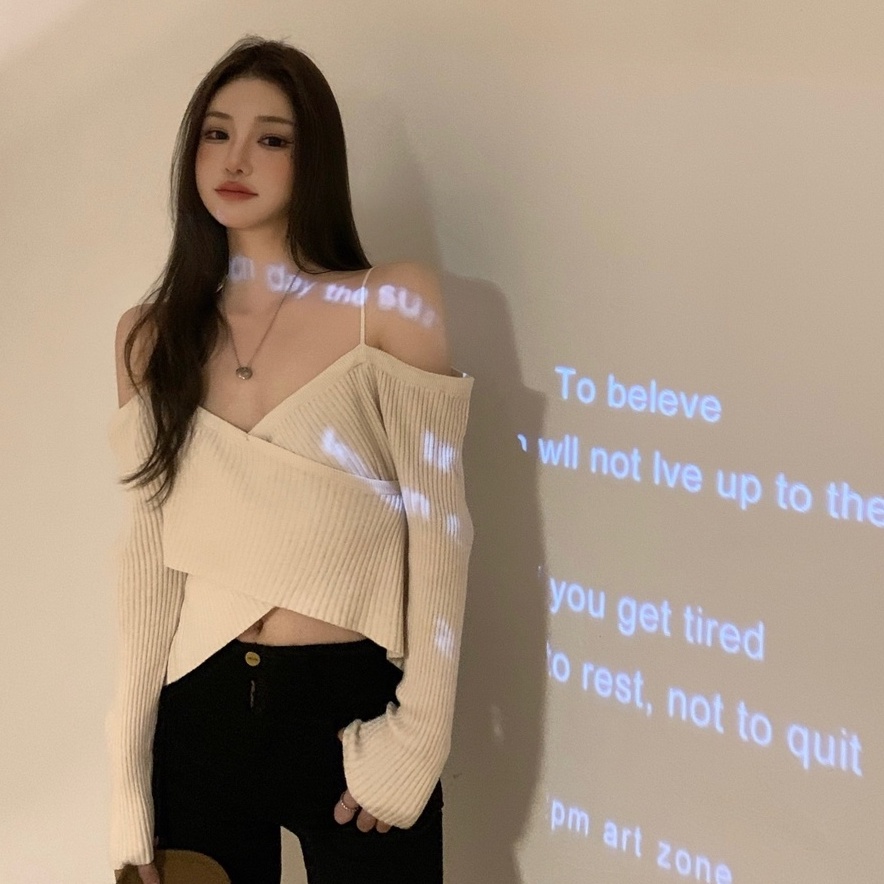 Đen Áo Croptop Trễ Vai Cổ Chữ V Thiết Kế Độc Đáo