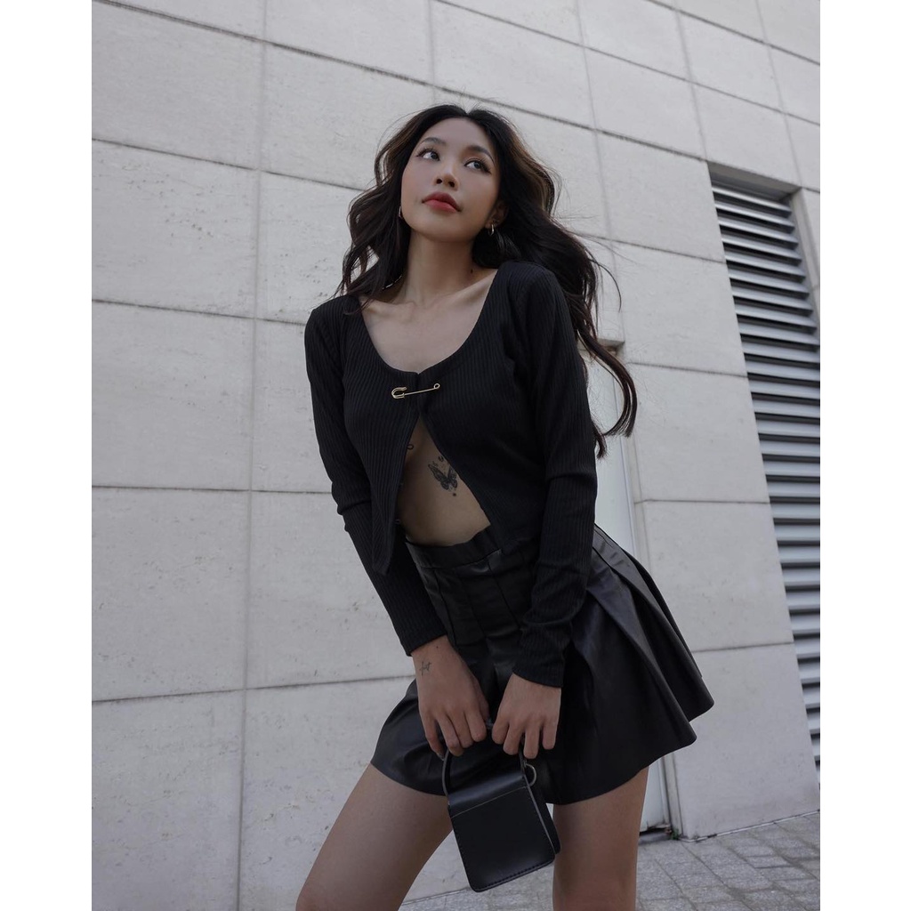 Áo croptop tay dài kèm pin gài áo, là min - BLACK KNIT TOP WITH PIN