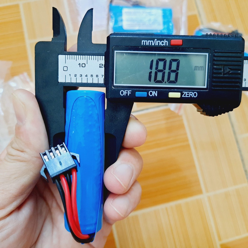 Pin sạc 18650 7.4v dung lượng 1300mah cổng nối SM-4P dùng cho xe mô hình điều khiển từ xa