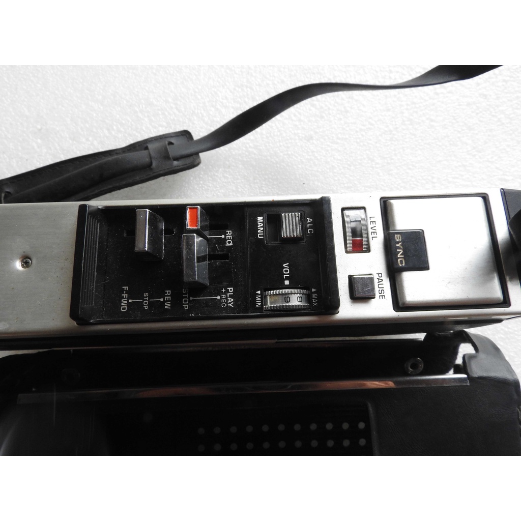 Máy cassette hiệu Fujifilm hình chữ nhật lắp pin vào còn nguồn nghe có tiếng động cơ