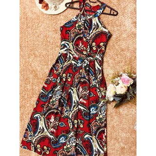 Đầm maxi hoa văn đỏ cổ yếm