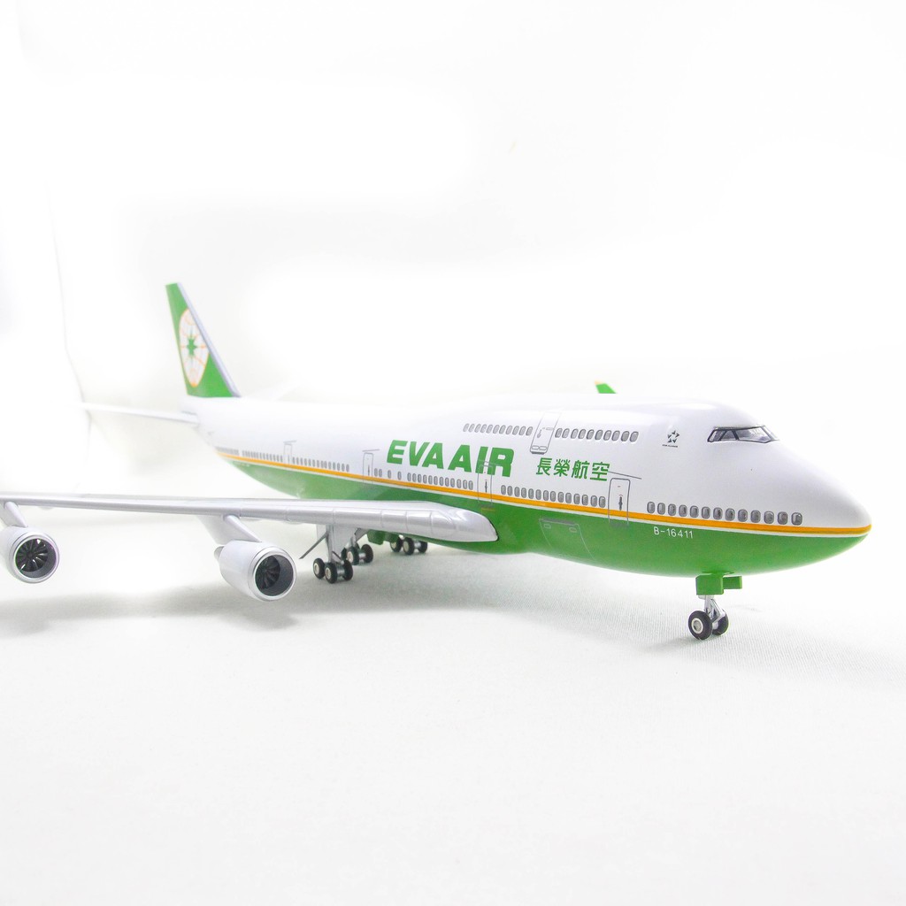 Mô hình máy bay lắp ráp có đèn led Eva Air Boeing B747 47cm Everfly