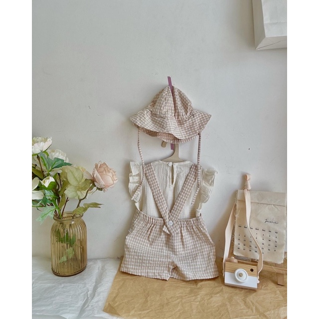 Set áo + yếm quần + nón có dây caro màu be em bé Nanci room