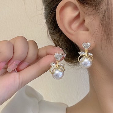 Đôi Khuyên Tai Đính Ngọc Trai Thời Trang Cho Nữ