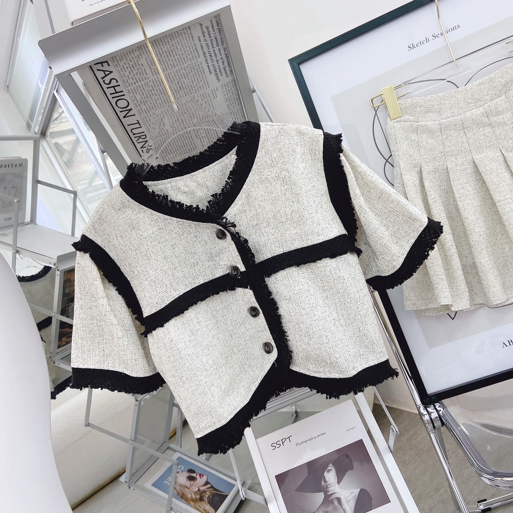 Set áo croptop dạ bố viền đen với chân váy xếp ly
