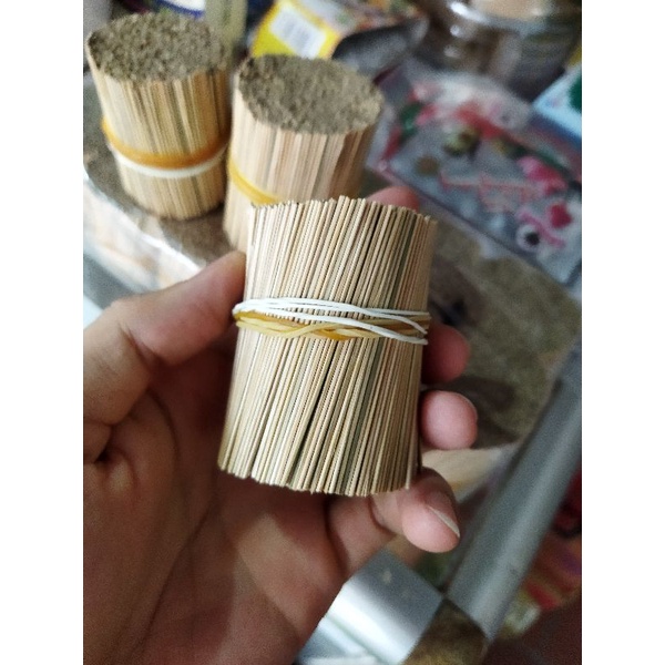 1200-1500 chiếc tăm tre vót thủ công,hoàn toàn từ thiên nhiên.K tẩm hóa chất
