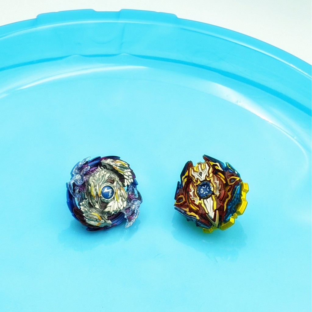 Bộ 4 Con quay BeyBlade + 3 Tay phóng + Sàn đấu - Con quay vòng xoay thần tốc