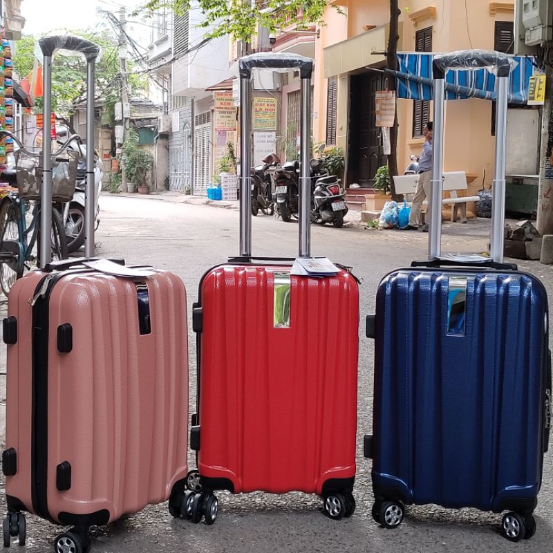 Vali nhựa dẻo size 24 inch  mầu đỏ sale lỗ, hãng Hùng Phát bảo hành 5 năm