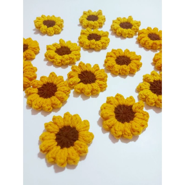 Pin cài hoa hướng dương bằng len