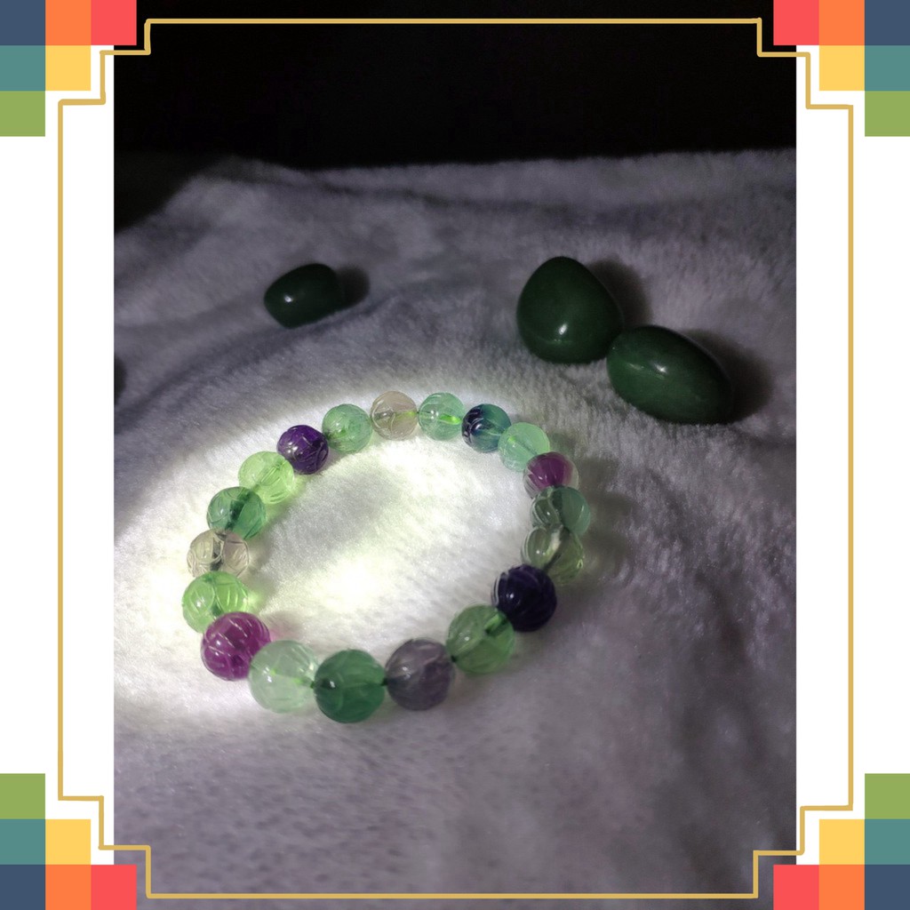 Mẫu sale Vòng Fluorite màu xanh phối tím, khắc hình hoa độc đáo, size 10 li đặc biệt