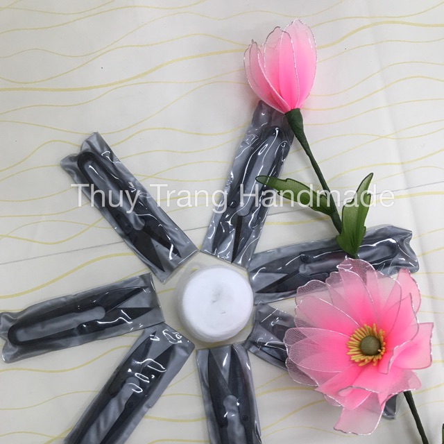1 cây kéo bấm cắt chỉ thừa
