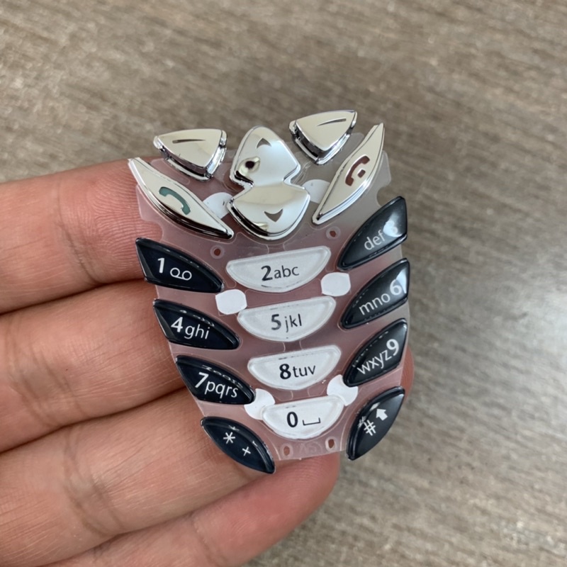Bàn phím Nokia 8310 zin, mới, chính hãng. Là phụ kiện điện thoại cổ không thể thiếu khi chơi Nokia 8310. ZIPOKA.