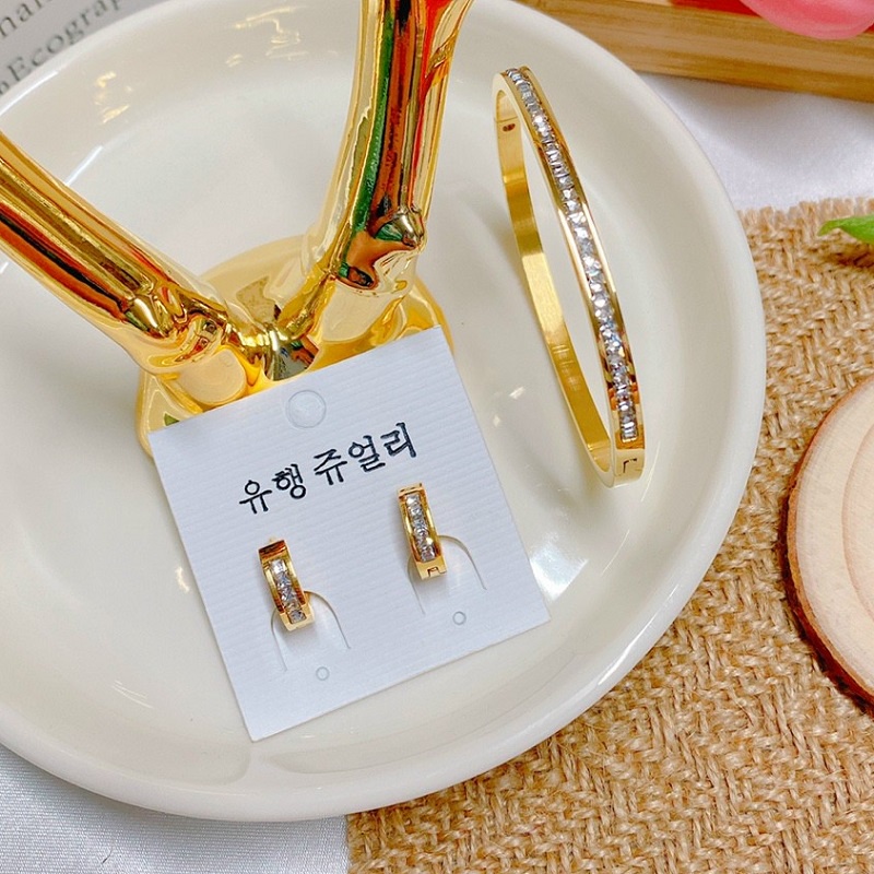 Bộ Trang Sức Nữ Vòng Tay Và Bông Tai Titan Không Rỉ Đính Đá Nhân Tạo TT 4098