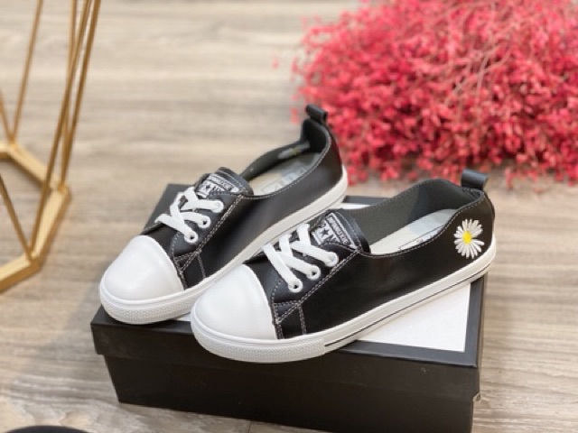 Giày slip on hoa cúc