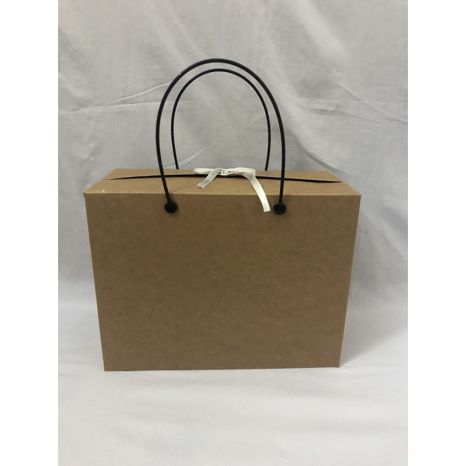 Hộp giấy gấp mặt kiếng có quai xách kích thước 20 x 26 x 12.2cm/hộp