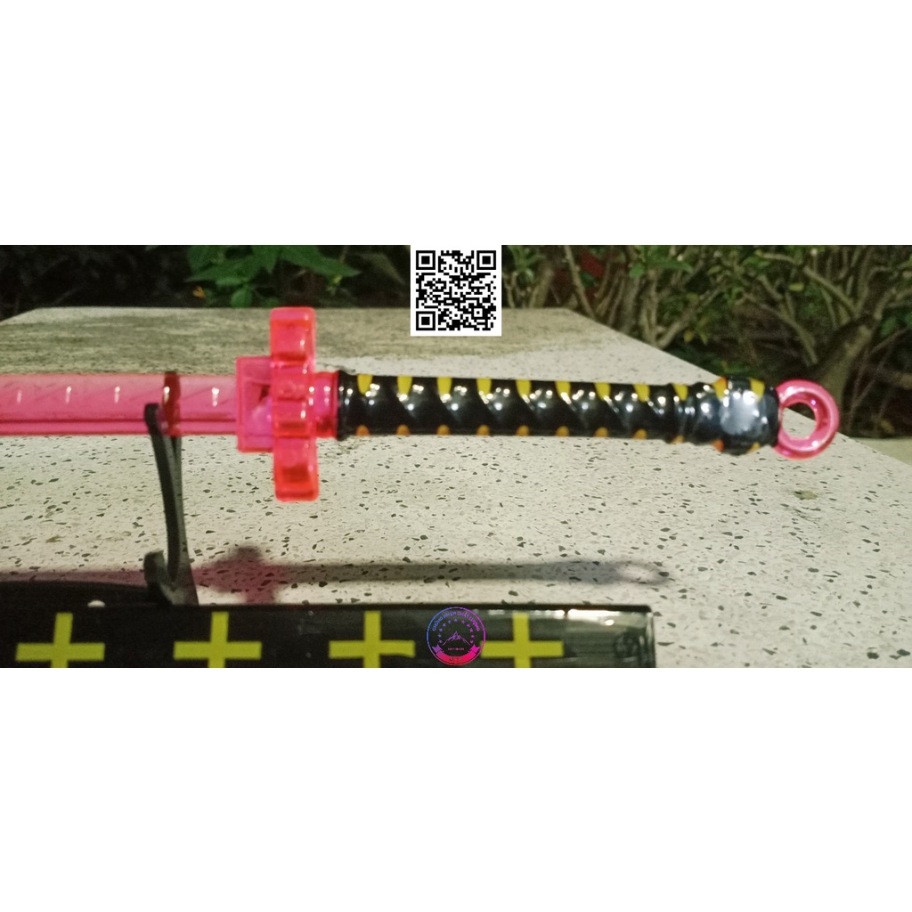 Kiếm nhựa trong dài 50cm Pink Anime TẶNG kệ trưng bày 1704d3 h5