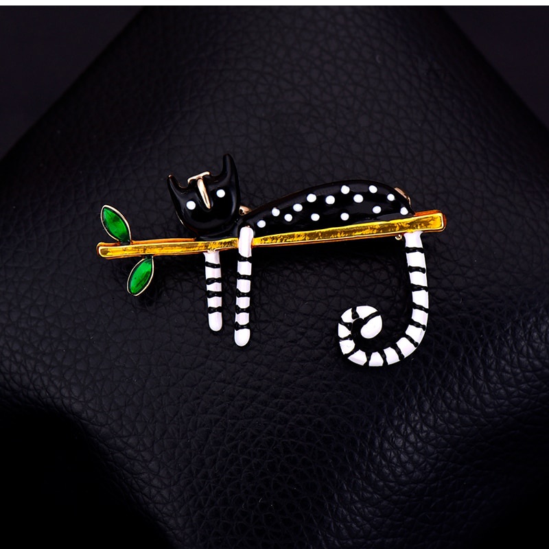 Ghim cài áo hình chú mèo đen / trắng ngồi trên nhành cây dễ thương dành cho nữ