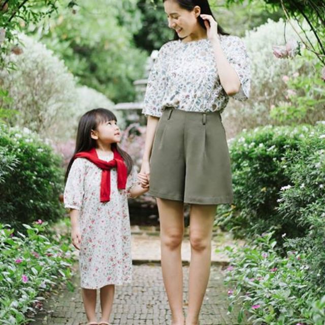 Váy hoa Uniqlo kid size 150 cm