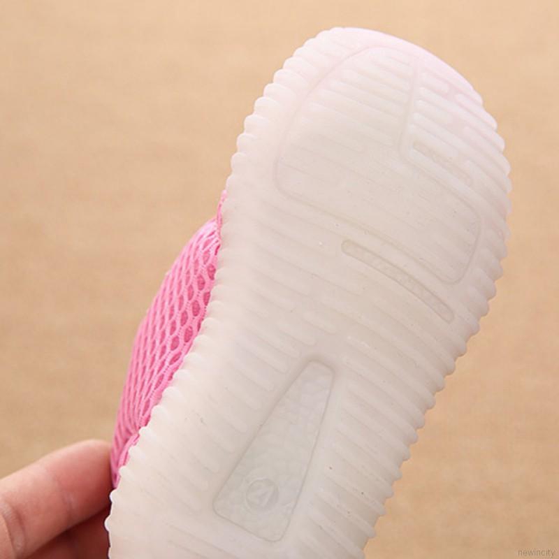 Giày thể thao có đèn LED đáng yêu cho bé