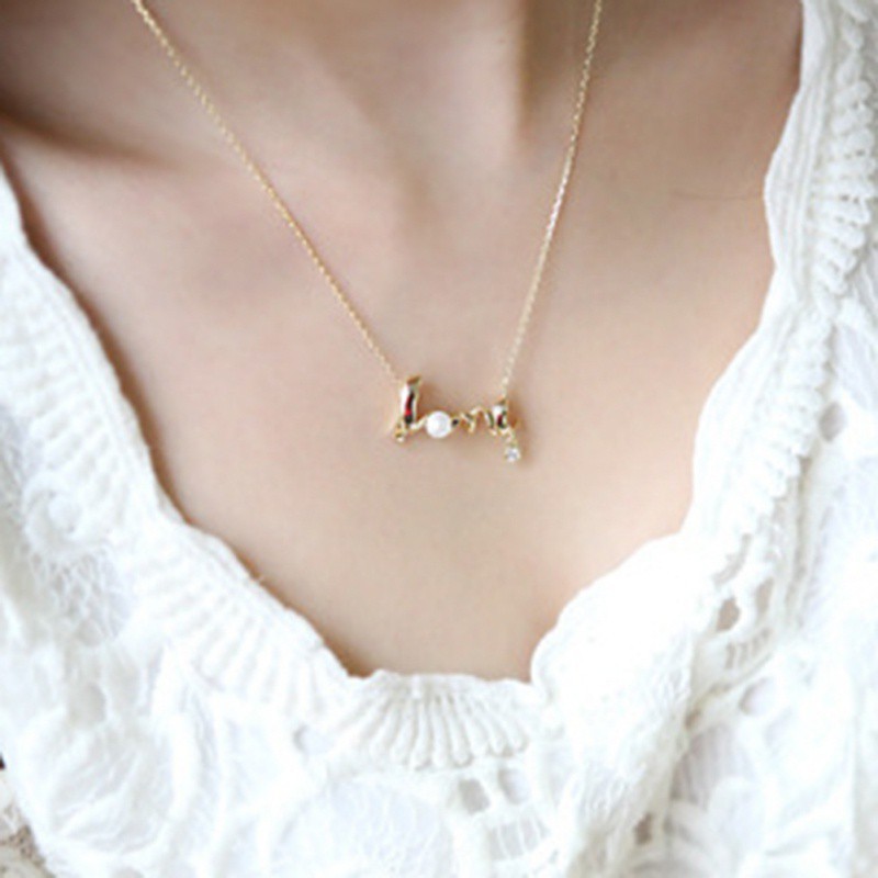 Vòng cổ choker đính đá chữ LOVE
