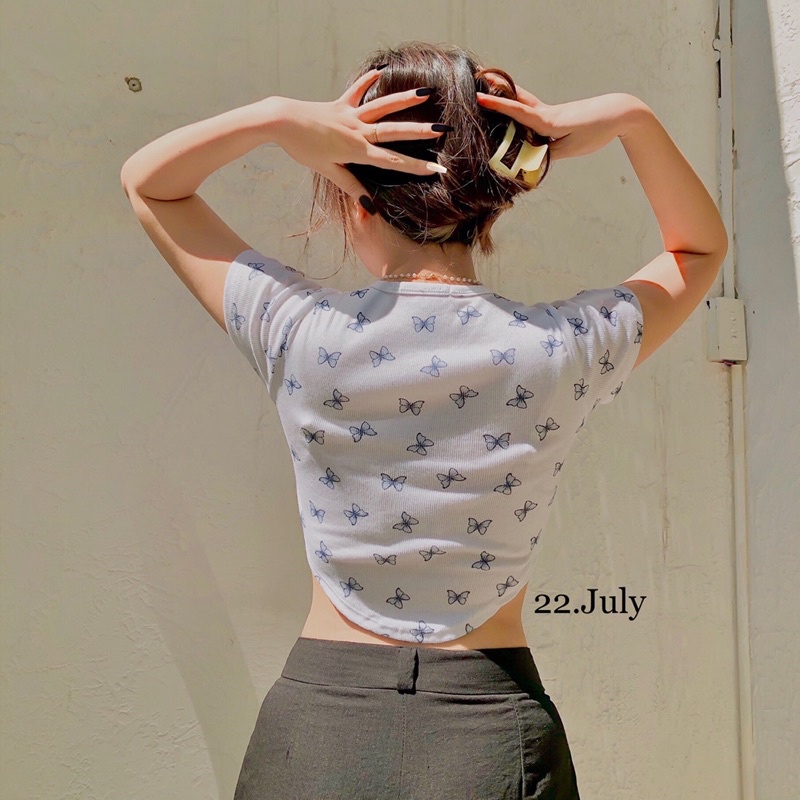 Áo croptop kiểu tôn dáng, in hình bướm nhỏ xinh xắn. Màu trắng tiểu thư