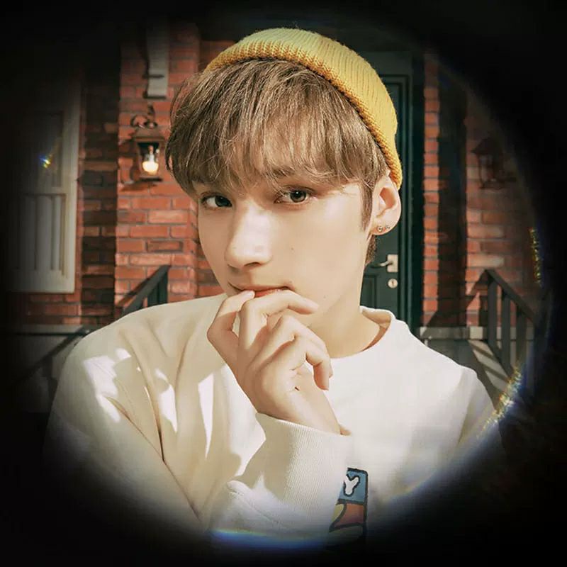 2 mẫu áo nỉ in hình cute giống Beomgyu và Huening Kai TXT