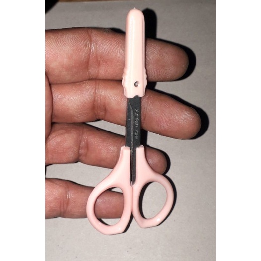 Một chiếc kéo mini dài 9 cm dùng cắt lông mi hoặc lông mũi bằng thép không gỉ có đầu bầu an toàn