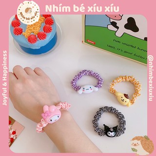 Dây cột tóc - vòng tay scrunchies kẻ caro đính huy hiệu size mini siêu cute VT221