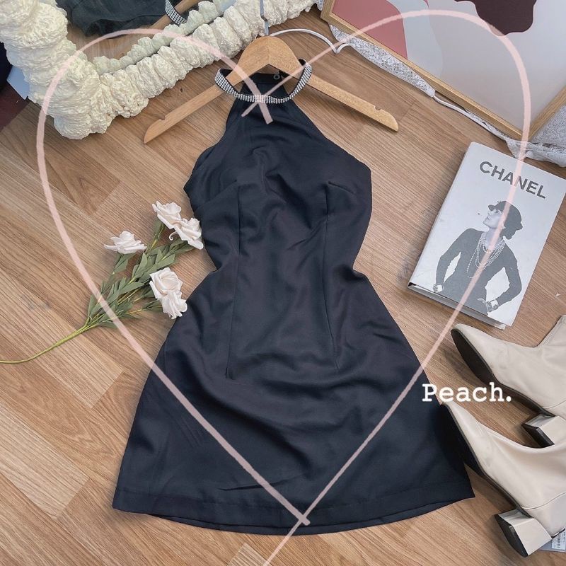 Đầm yếm đen viền cổ