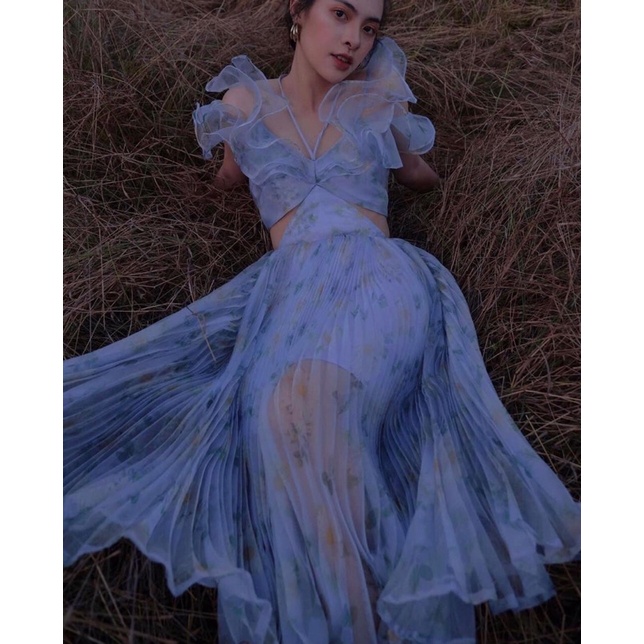 Váy hoa Ngọc Trinh khoét eo